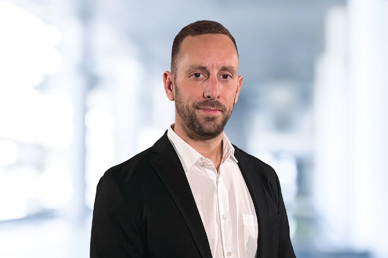 Dustin Dombek_bg_16x9