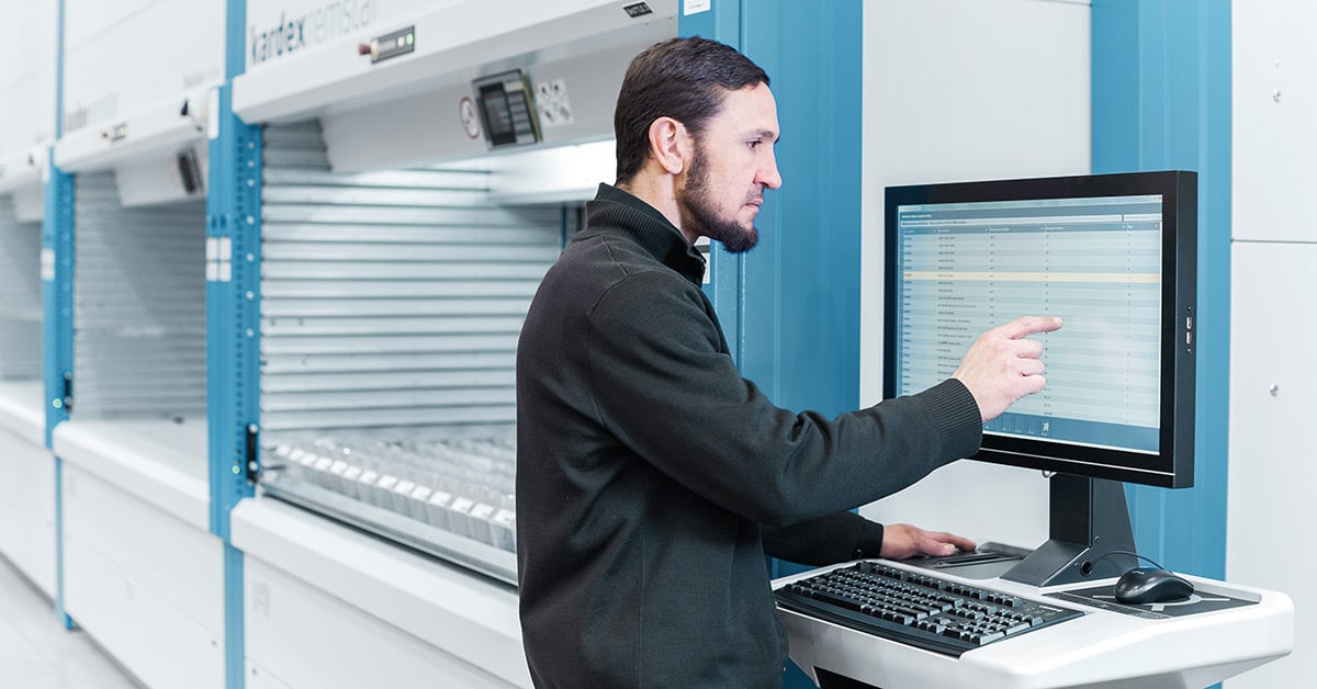 Zoller employee choosing tool from software
