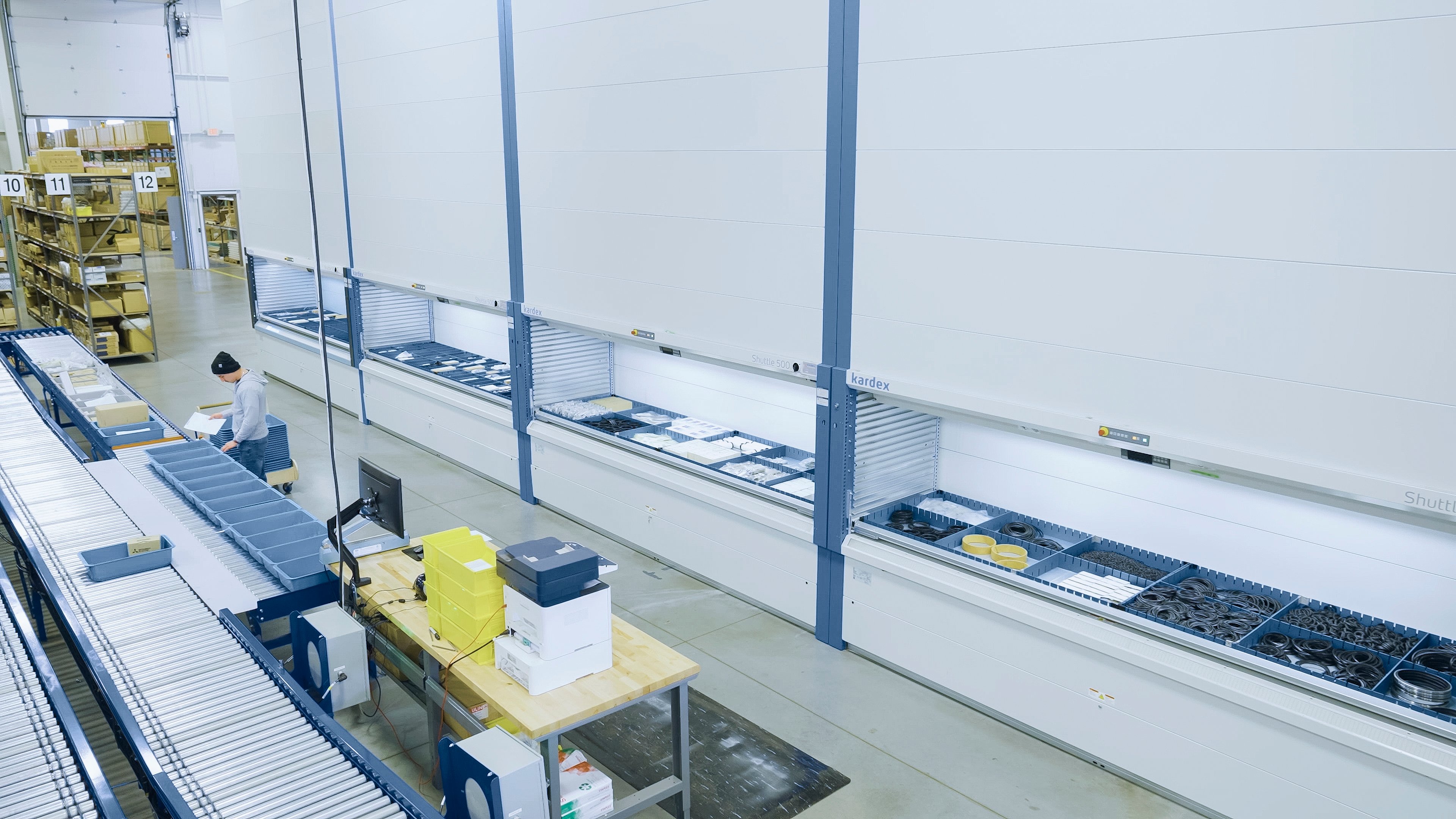 Vista panorámica de un centro de distribución inteligente con múltiples módulos de elevación vertical de Kardex integrados 