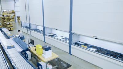 Vista panorámica de un centro de distribución inteligente con múltiples módulos de elevación vertical de Kardex integrados 
