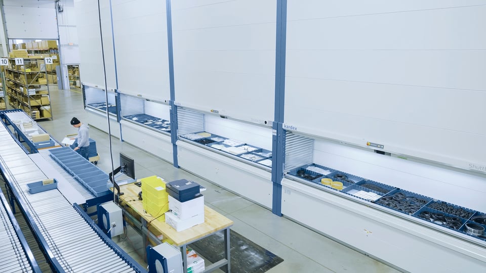 Vista panorámica de un centro de distribución inteligente con múltiples módulos de elevación vertical de Kardex integrados 