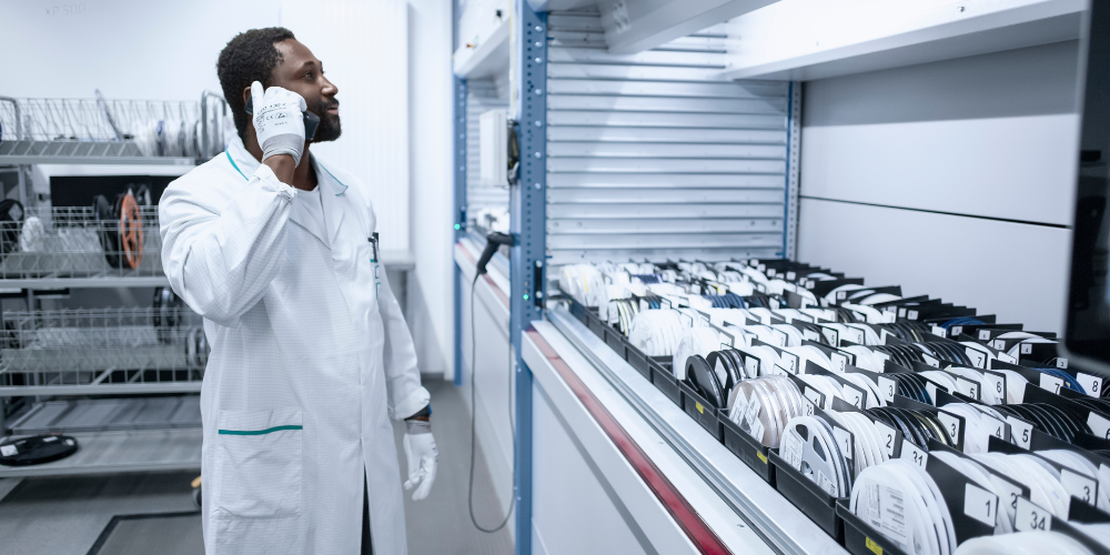 A Kardex customer receives remote support with Kardex Connect via phone