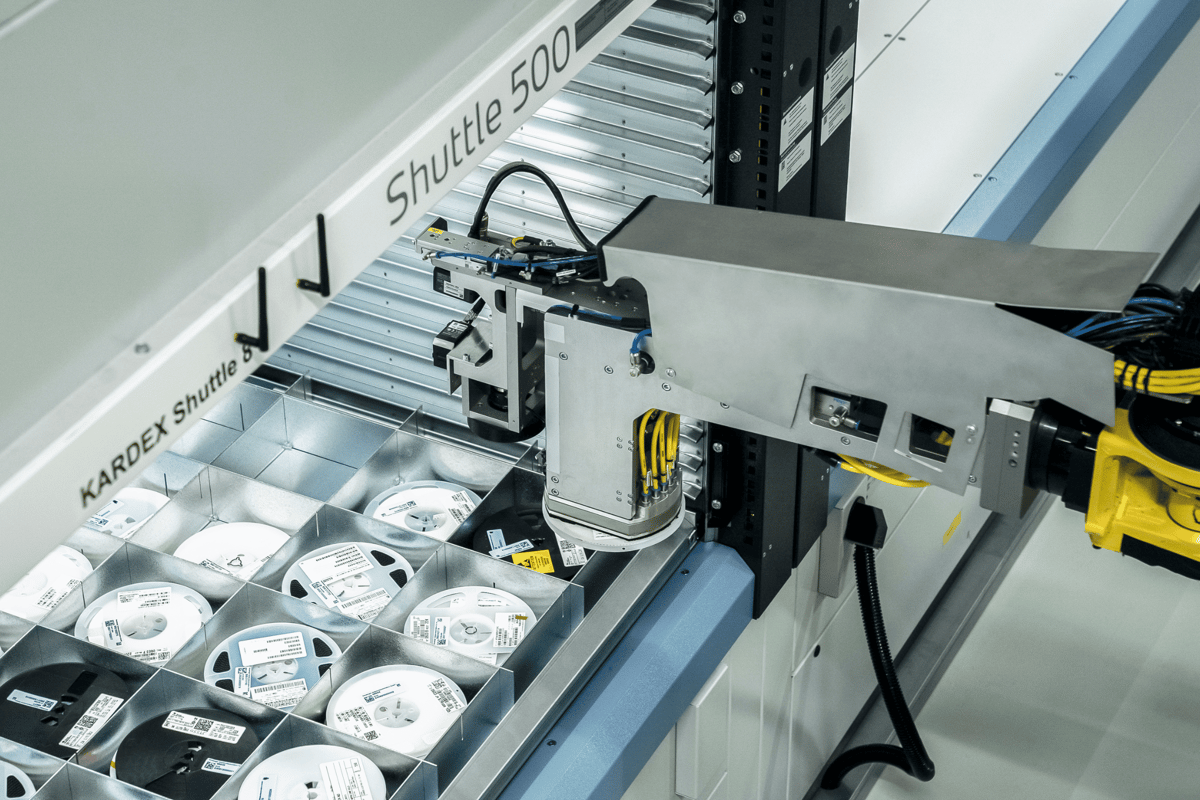 Production Line Automation: How to Use Vertical Lift Modules with AMR