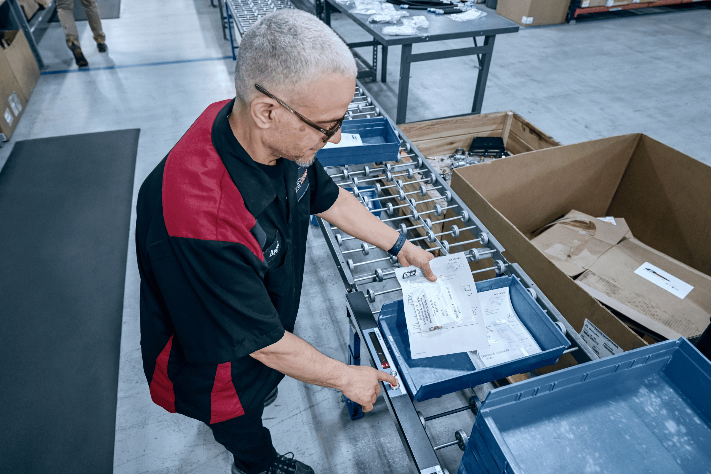 a picking process supported by digital workflows and simple conveyor