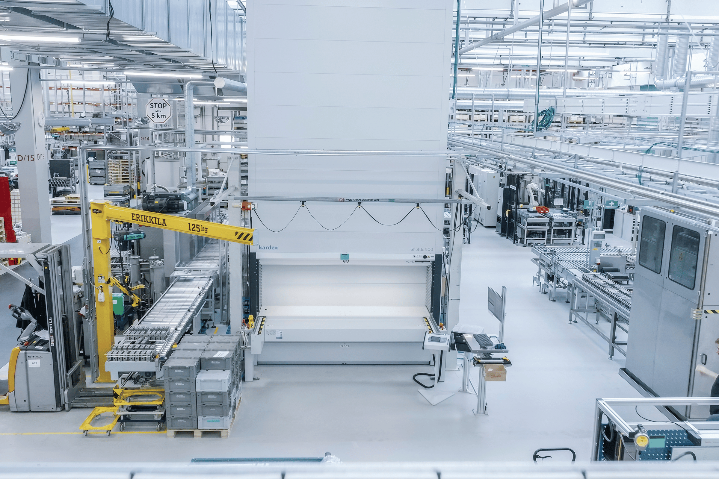 automated picking from a vertical lift module handling