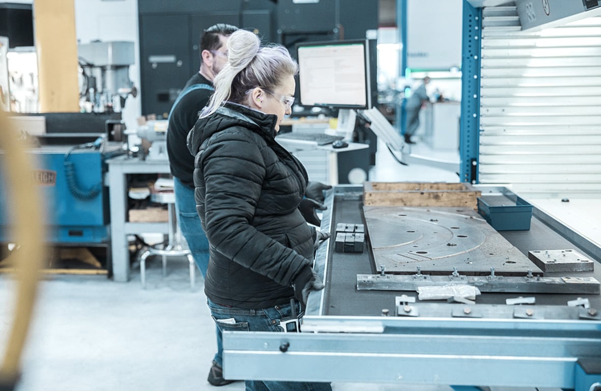 vertical lift module manual tray extraction USNR