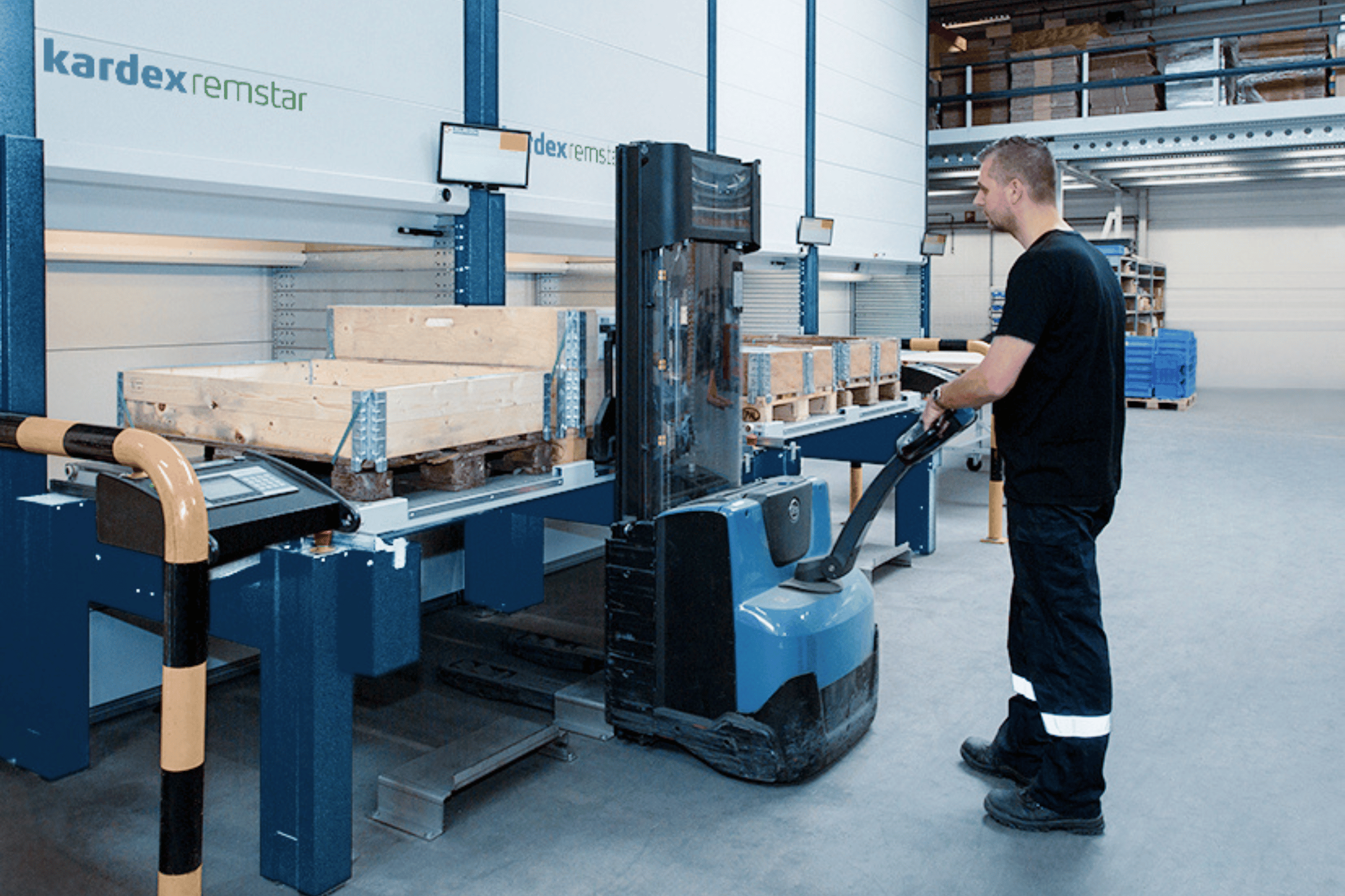 vertical lift module with automatic extraction for heavy material handling