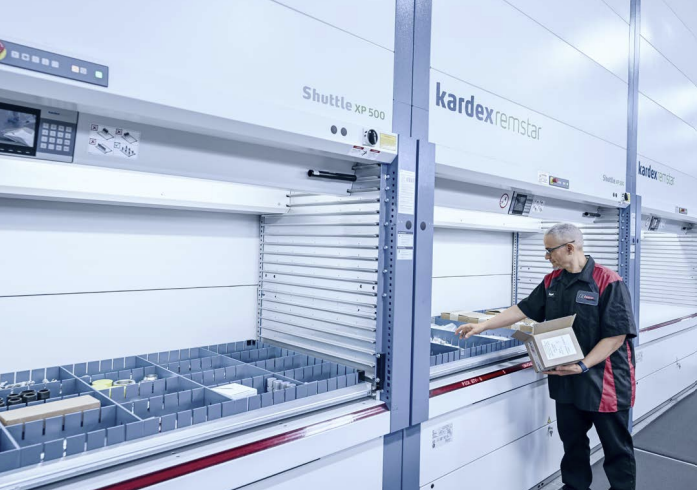 Solución de almacenamiento automatizado Kardex en un almacén industrial