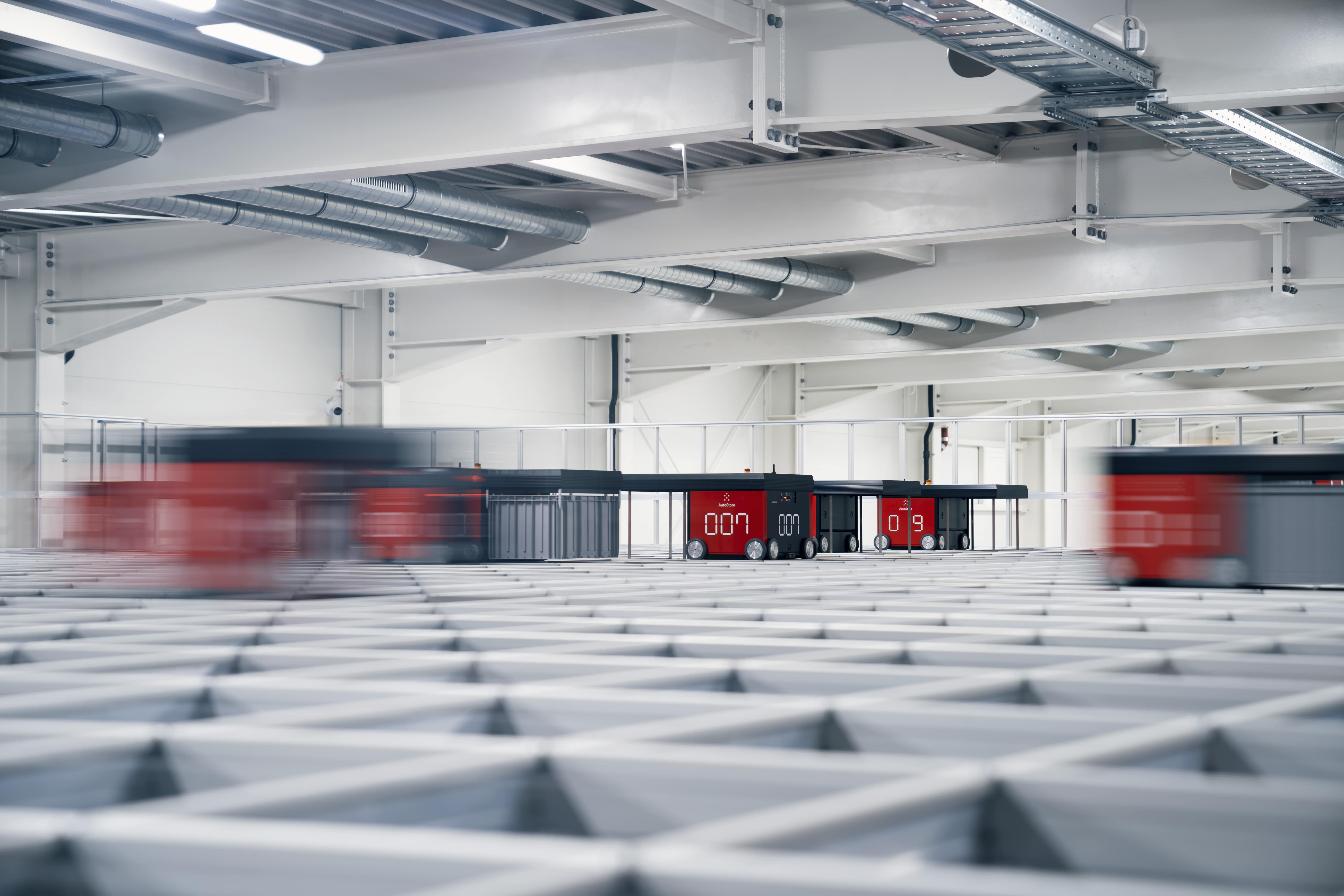 AutoStore Roboter fahren auf dem Grid