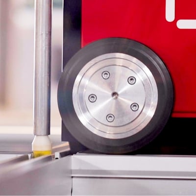 AutoStore robot with Kardex SnapVac attachment